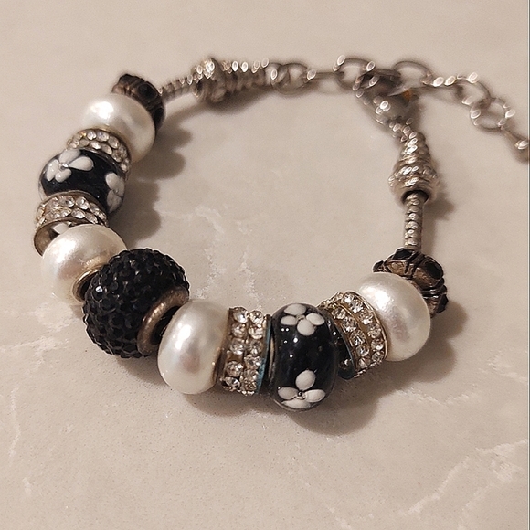 Bella Perlina | Crystal Bead Bracelet Black & White Rhinestones Daisy Flower - Picture 3 of 9